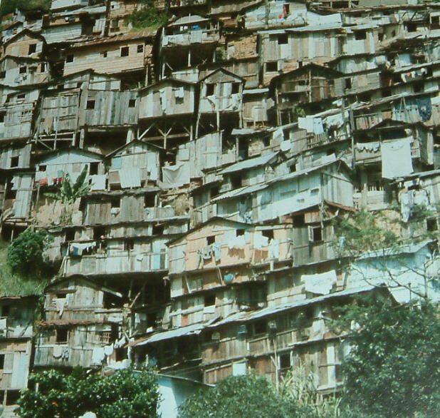 http://ideasdearquitectura.files.wordpress.com/2009/11/favelas11.jpg